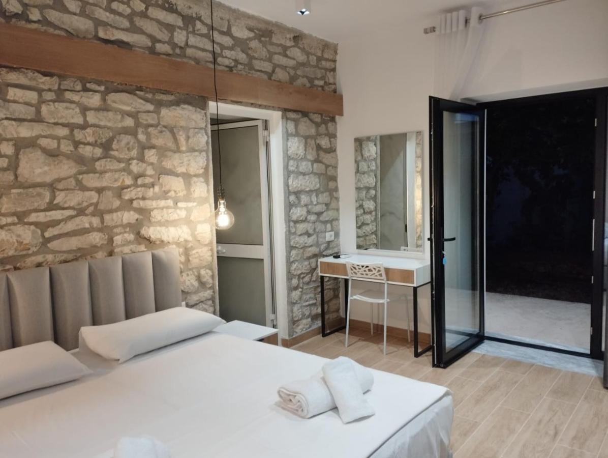 Comfort Guest Rooms Vila Hm Sarande Bagian luar foto